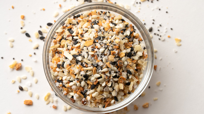 A bowl of everything bagel seasoning in a bowl