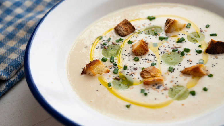 A bowl of white gazpacho soup.