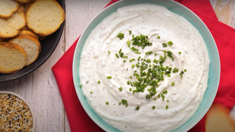 Bagel chips with dip