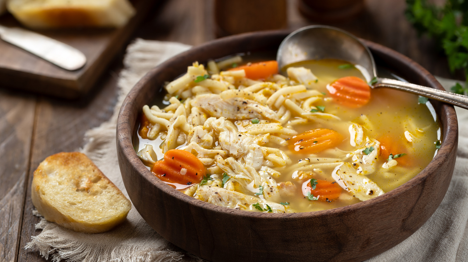 Verwandeln Sie Hühnernudelsuppe aus der Dose mit nur einer Zutat in eine ...