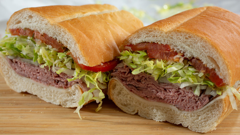 A roast beef po'boy sandwich