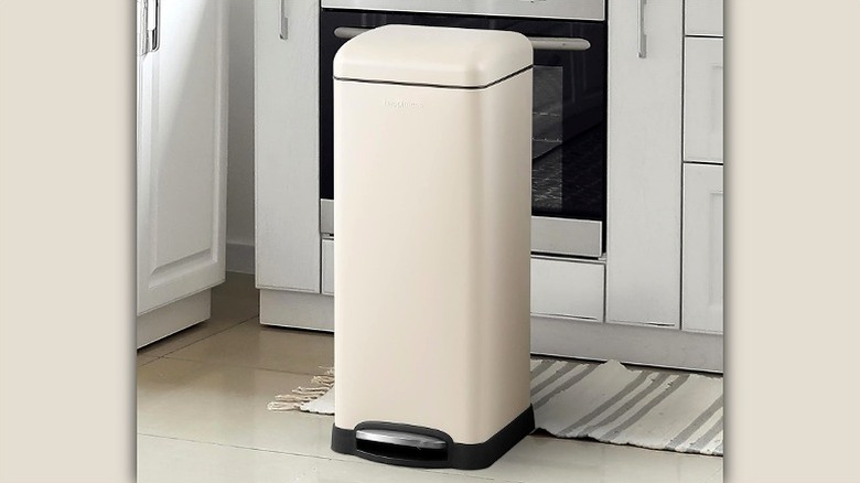 Small cream-colored trash can with retro design