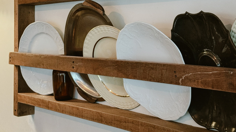 Plate rack wall display