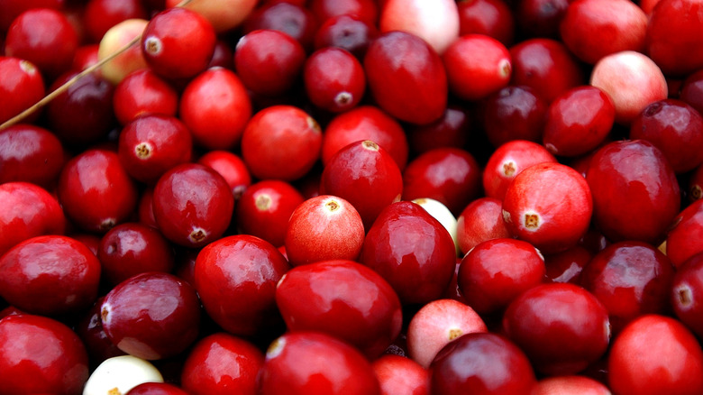 A fresh pile of cranberries.