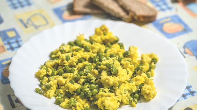 Peas and scrambled eggs on a plate