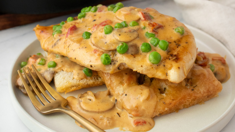 Plated shot of a serving of chicken a la king