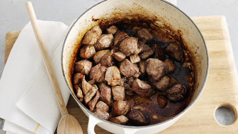 Memasak daging dalam oven Belanda