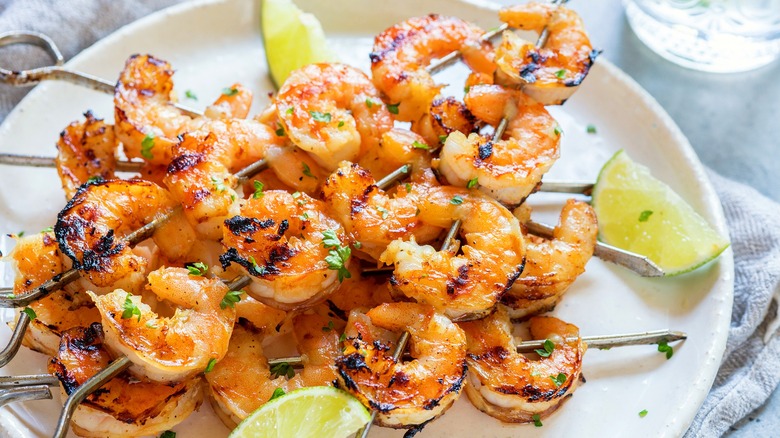 shrimp skewers with limes