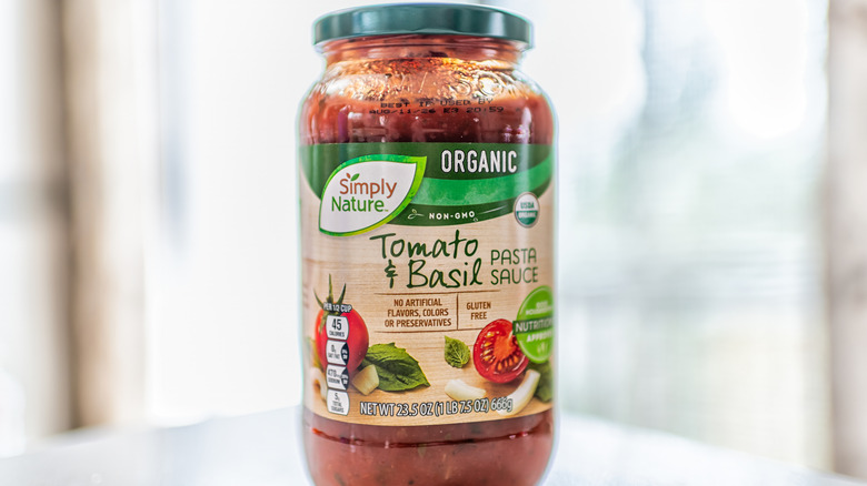 a jar of aldi's simply nature organic tomato basil pasta sauce