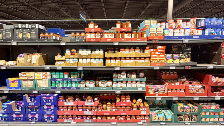 Aldi's pasta sauce aisle in a store