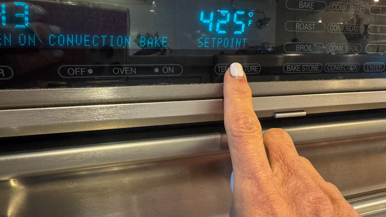 finger setting oven temperature