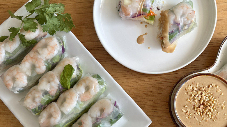 shrimp summer rolls with sauce