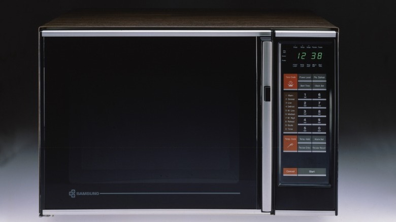 A 1985 Samsung microwave seen in an advertisement from the era.