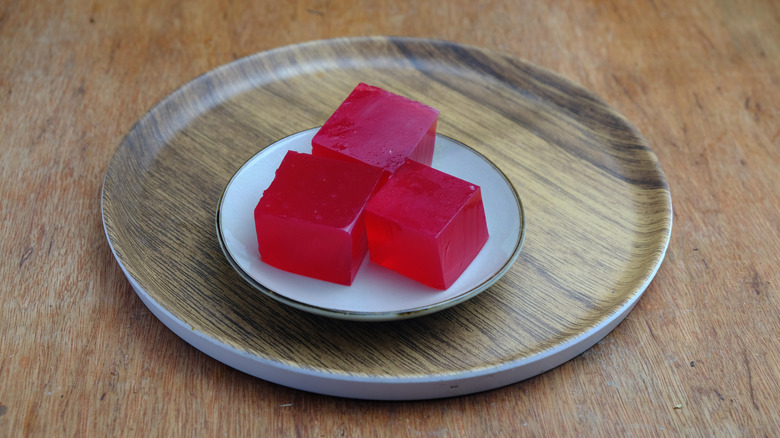 Agar jelly and powder on a chopping block