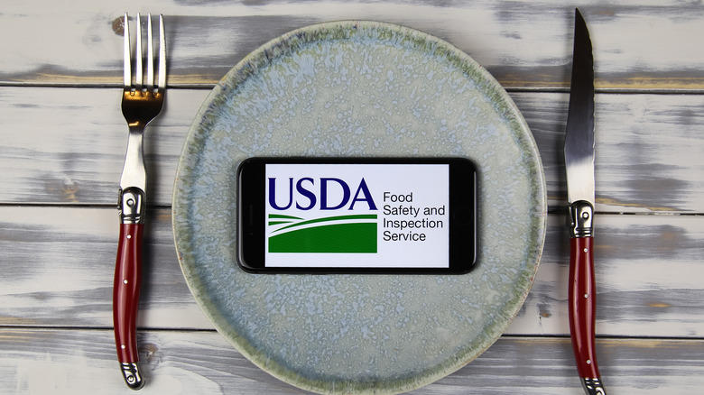 Plate and cutlery with USDA label on plate