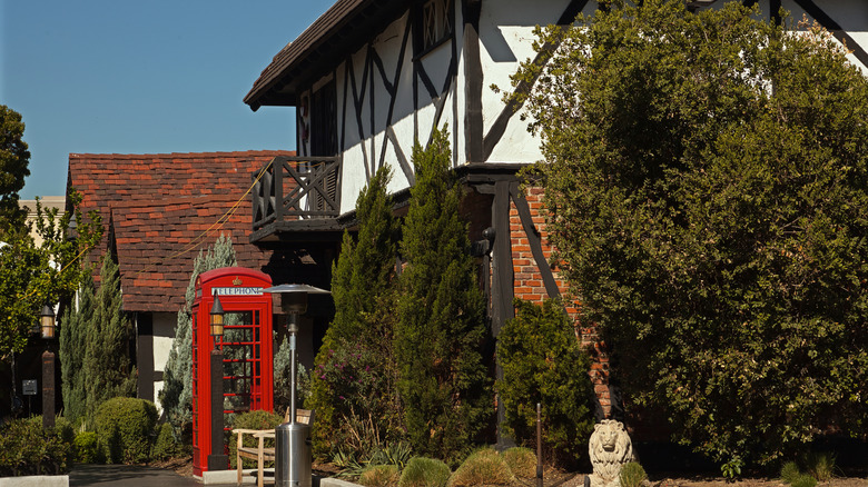 The front of the Tam O'Shanter steakhouse in Los Angeles