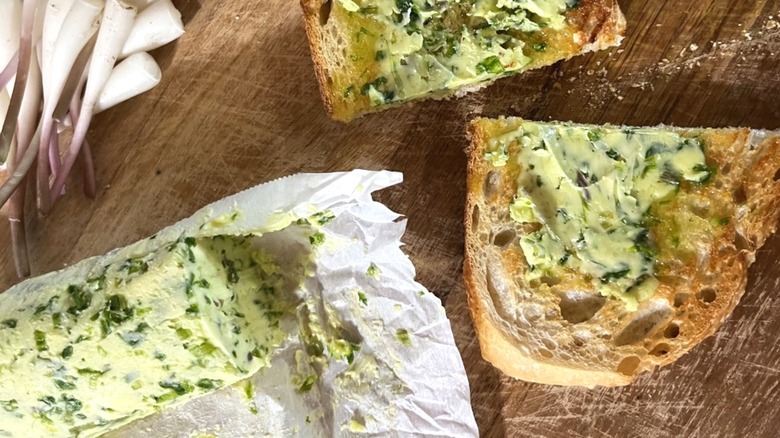 Ramp butter with bulbs and bread