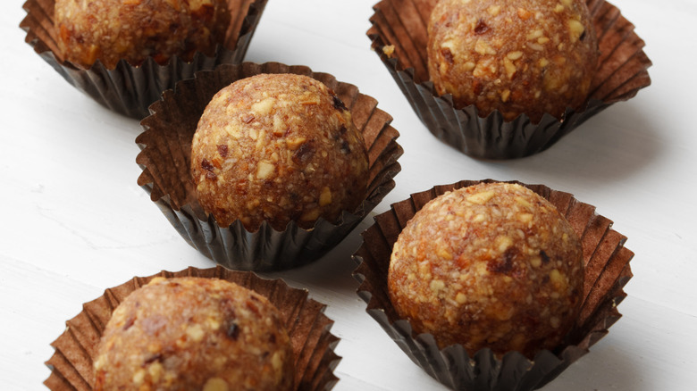 Energy balls in wrappers