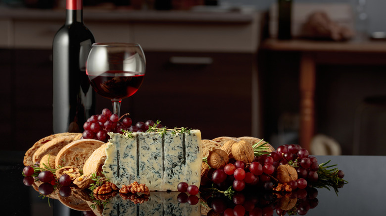 gorgonzola cheese with ciabatta and red wine