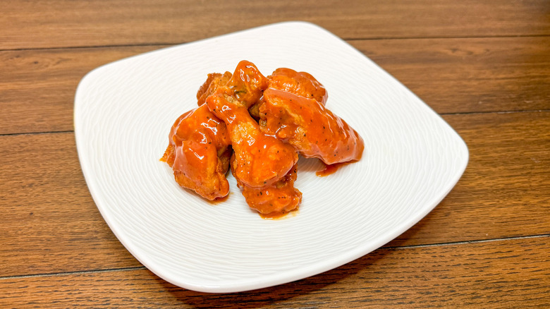 Plate of Zaxby's chicken wings