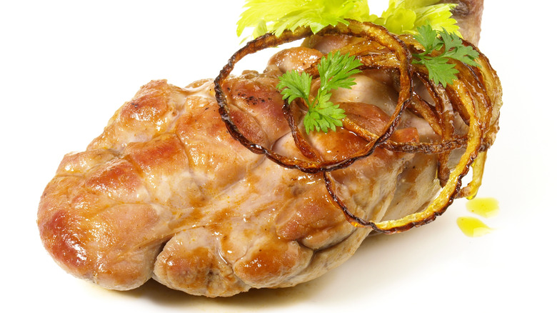 Cooked sweetbreads topped with onion rings