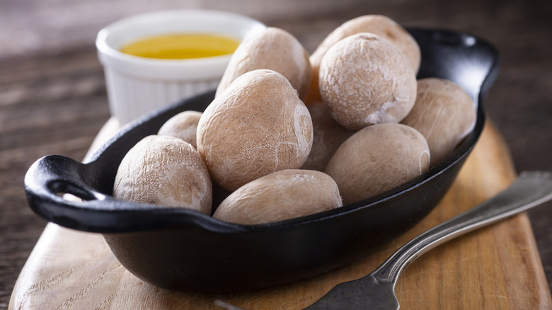 Syracuse salt potatoes with melted butter