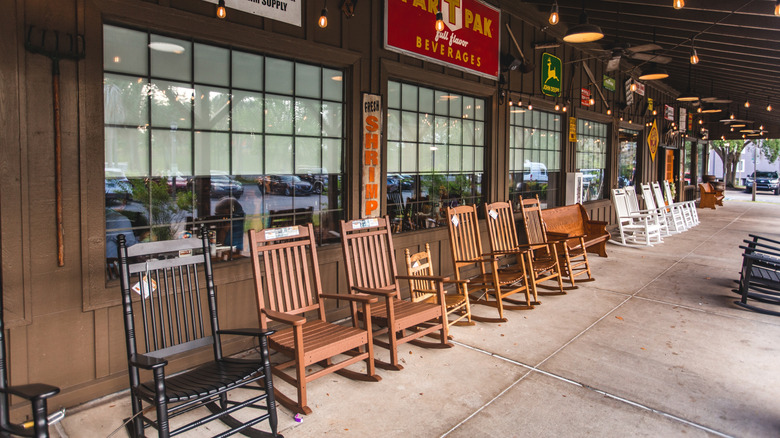 Cracker Barrel restaurant with rocking chairs on the porch