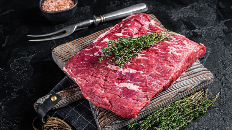 Daging sapi brisket dengan ramuan