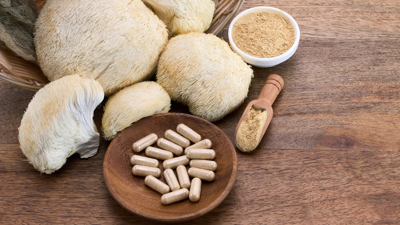 Mushroom extract capsules and whole lion's mane mushrooms