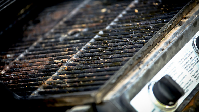 Gas grill with rusty grates