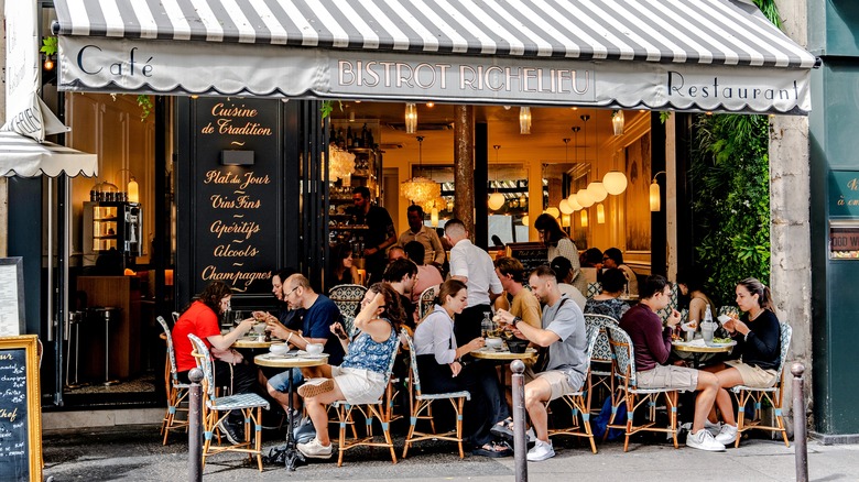 Orang-orang makan di bistro