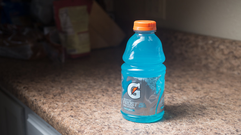 Botol Gatorade Glacier Freeze berwarna biru muda di atas meja