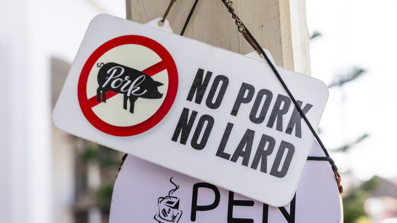 A sign designating "no pork/no lard", in line with halal rules.