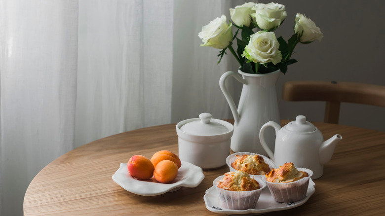 almond mini cakes with tea