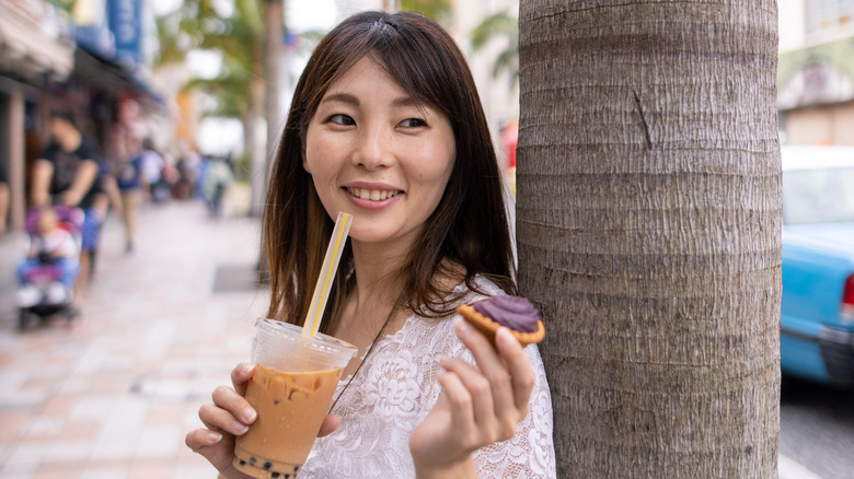 woman drinking boba tea