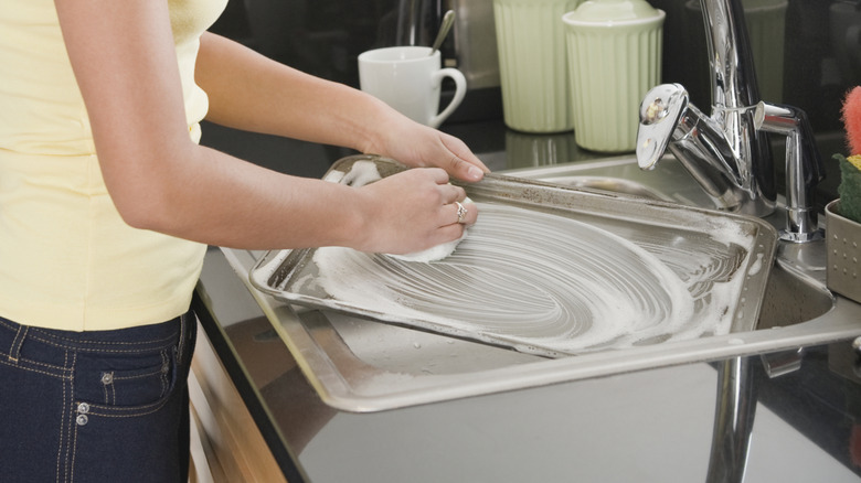 Cleaning an aluminum baking sheet
