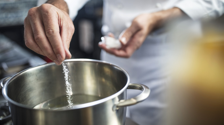 chef seasoning pot