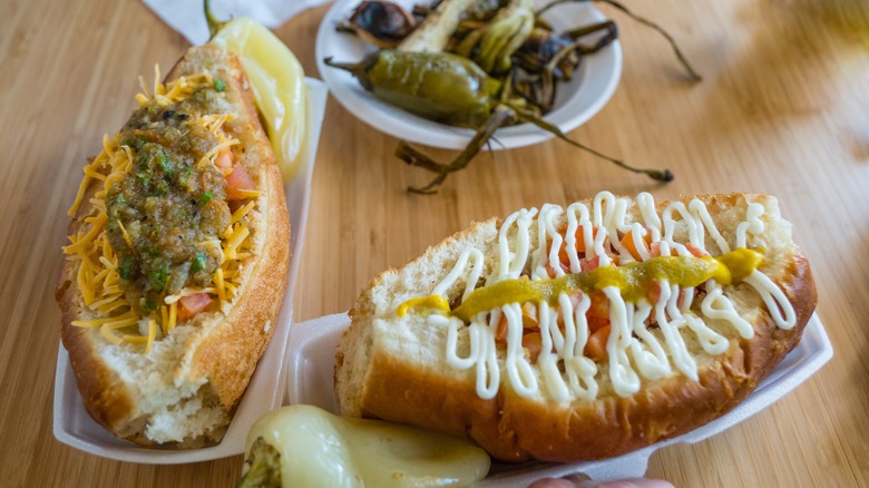 Hot dog Sonoran dengan tambahan paprika