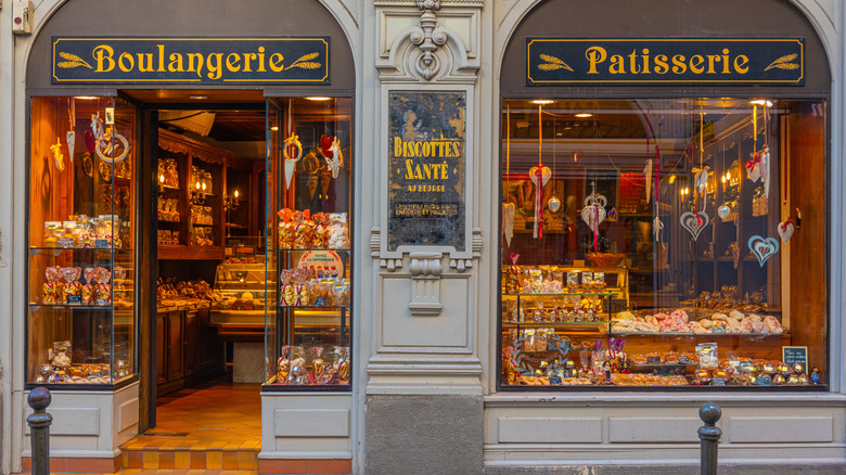 The front window of a French boulangerie-patisserie.