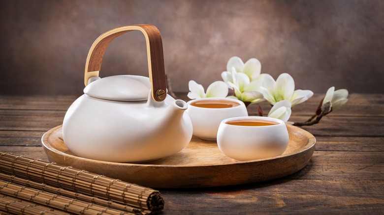 teapot and cups