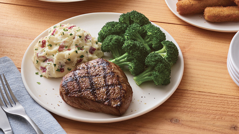 Applebee's sirloin steak dinner