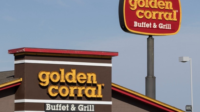 The exterior of a Golden Corral buffet and grill restaurant.