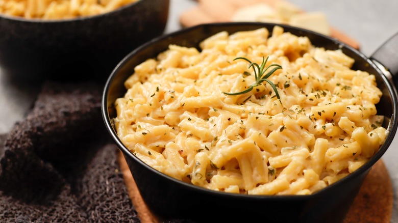 A bowl filled with macaroni and cheese.