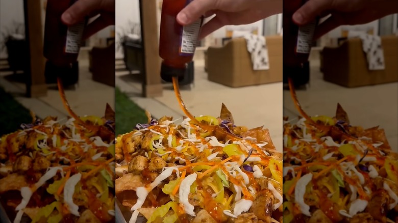 Adding Thai chili sauce to wonton nachos