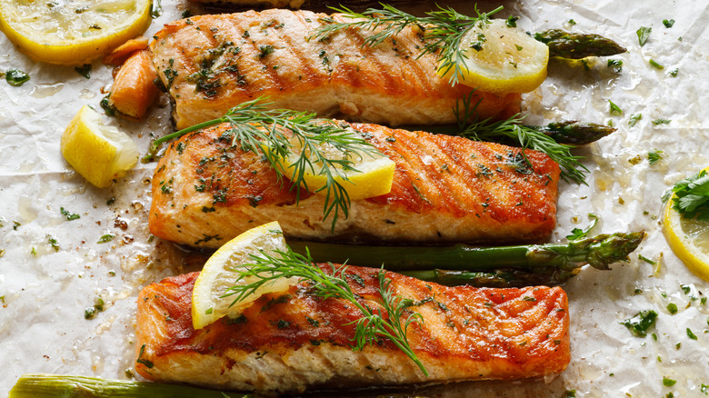 Grilled salmon with lemon and dill