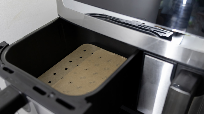 Perforated parchment paper for the air fryer