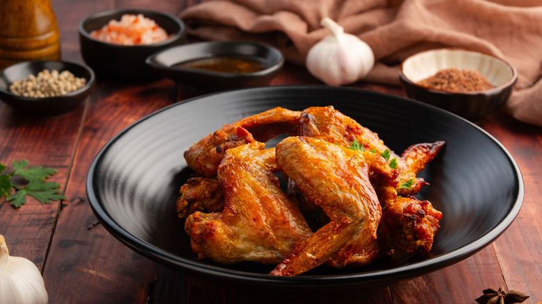 Chicken wings in black bowl