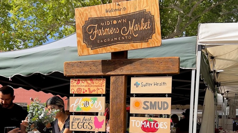 The sign for the Midtown Farmer's Market in Sacramento