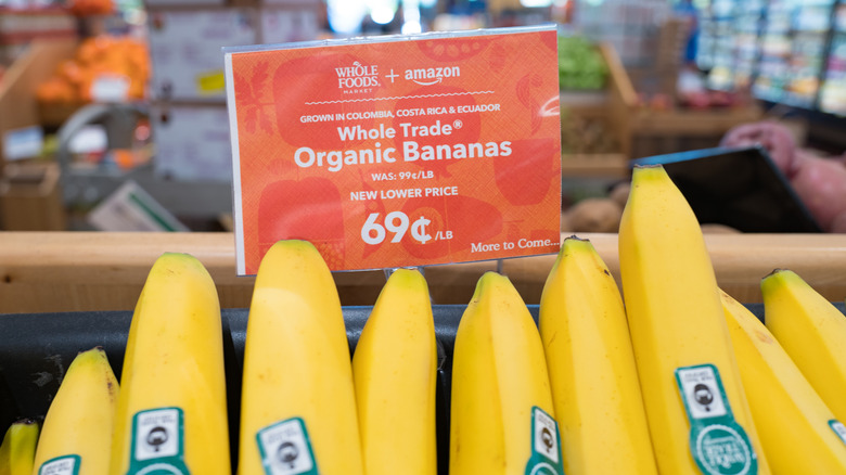 A price tag in Whole Foods advertising cheaper organic bananas.
