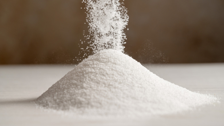 A pile of white sweetener is poured onto a table